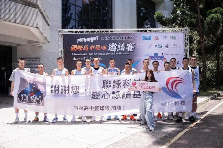 與聯詠科技愛心詠續基金代表合影