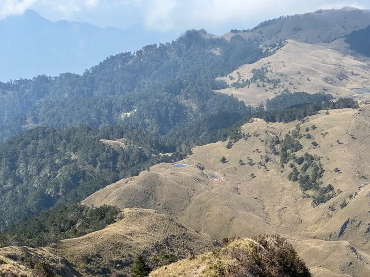 登安東軍山的路徑上回望三叉路口營地及大小看天池。