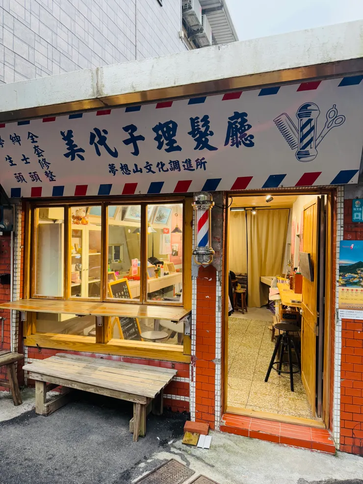 門口掛著理髮店專有的紅藍白三色旋轉燈