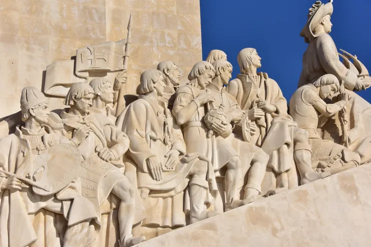 紀念碑上雕刻的都是知名人物,如麥哲倫、達伽瑪等。