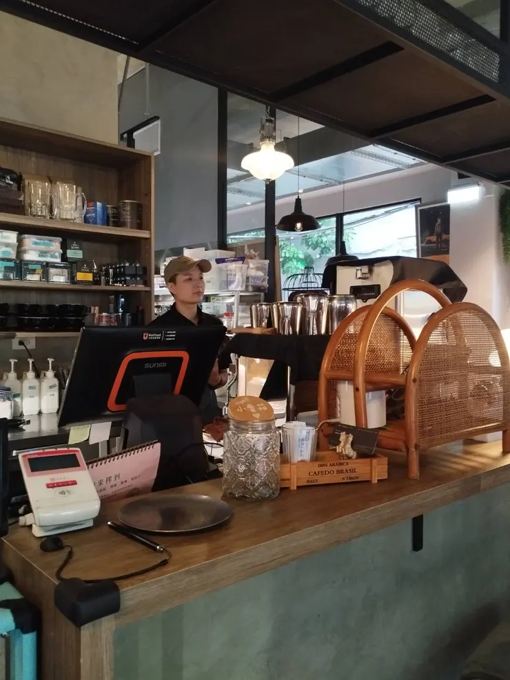 現代仿古風的吧檯、親切的店員～