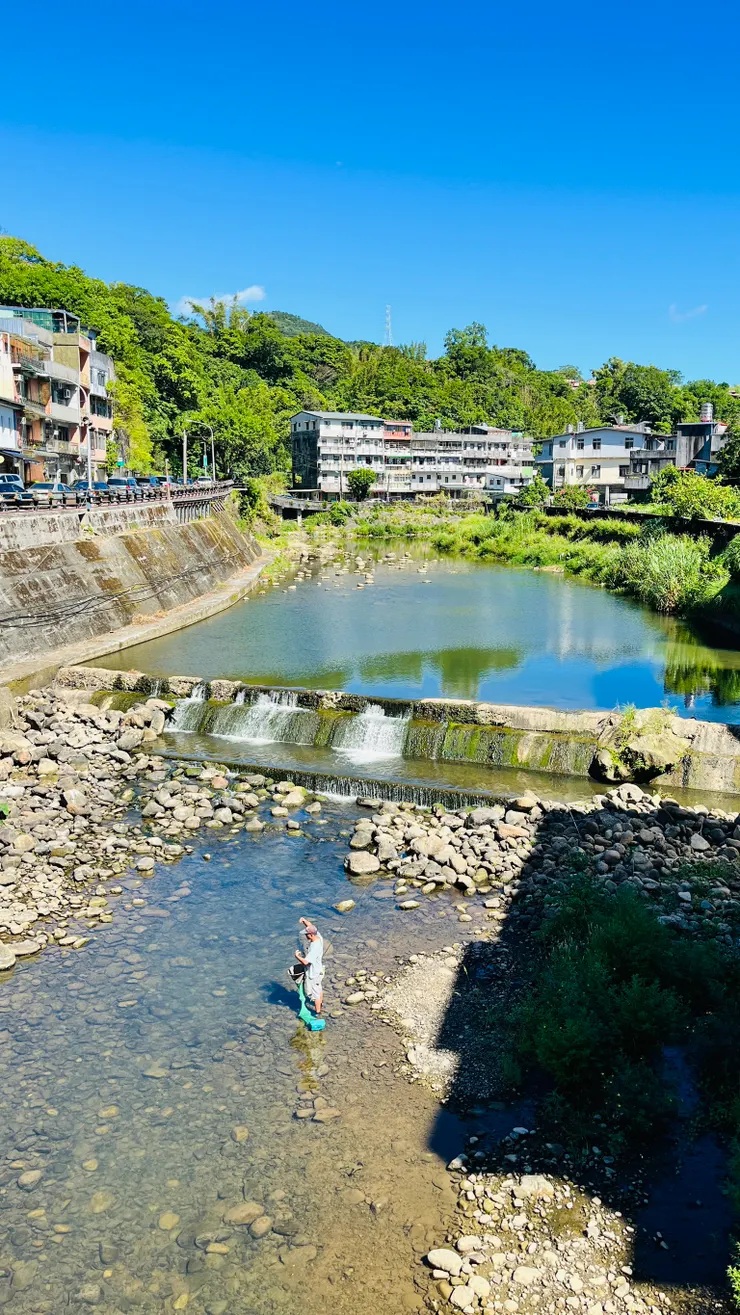 雙溪大橋下的釣者