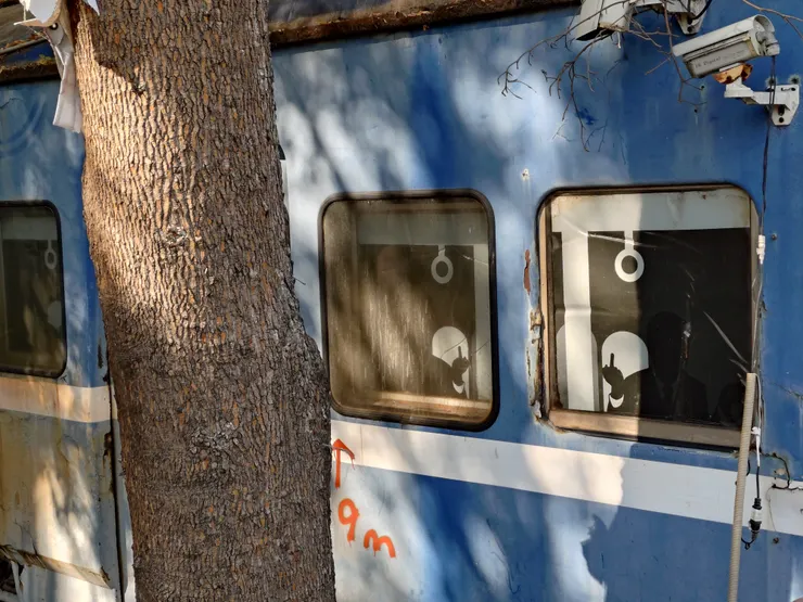 看起來很像偷比中指（x