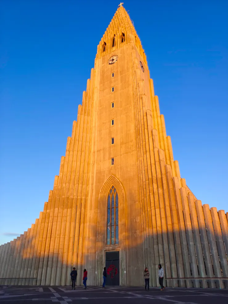 位於雷克維雅克市中心的Hallgrimskirkja(哈爾格林姆教堂),是冰島最大的教堂,也是老城區最高的建築物,於1986年落成,塔樓高73公尺。