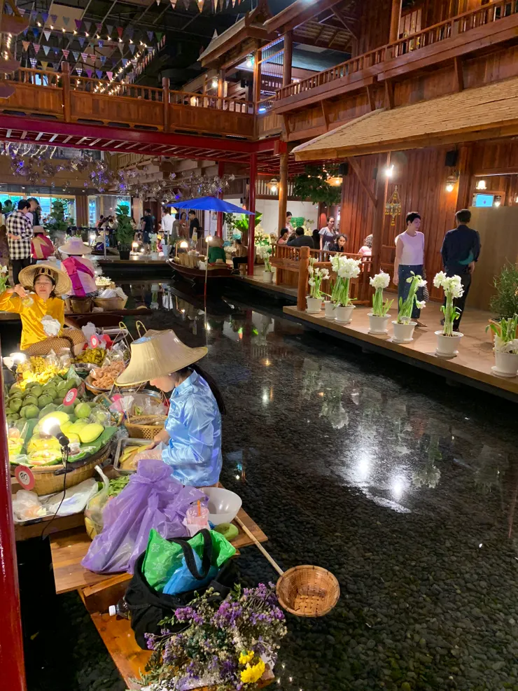 直接把水上市場搬進百貨公司，古色古香超有氣氛