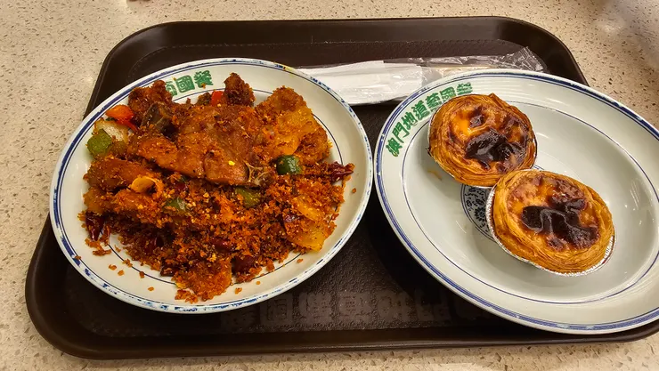 我和老爸在威尼斯人美食廣場的午餐!左邊是椒鹽豬扒!右邊是葡式蛋塔!