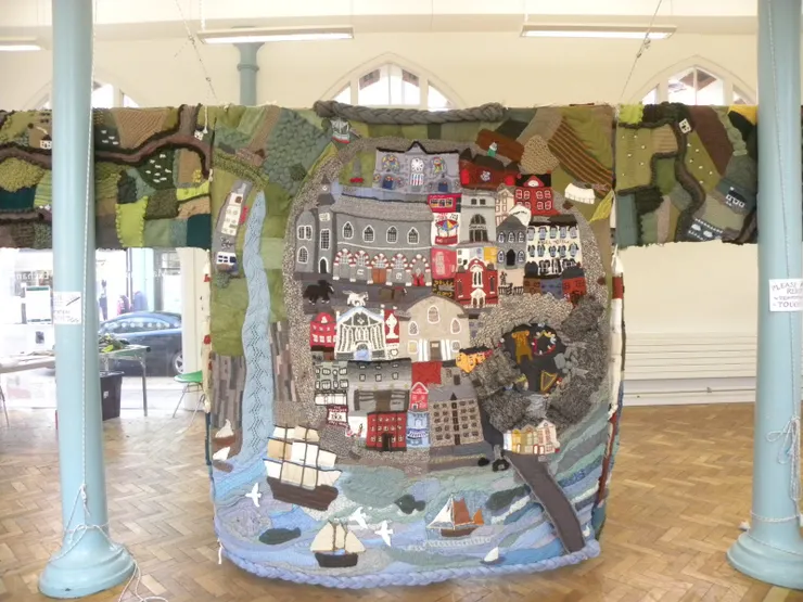 在英國威爾士小鎮，也有一件巨型羊毛衫。