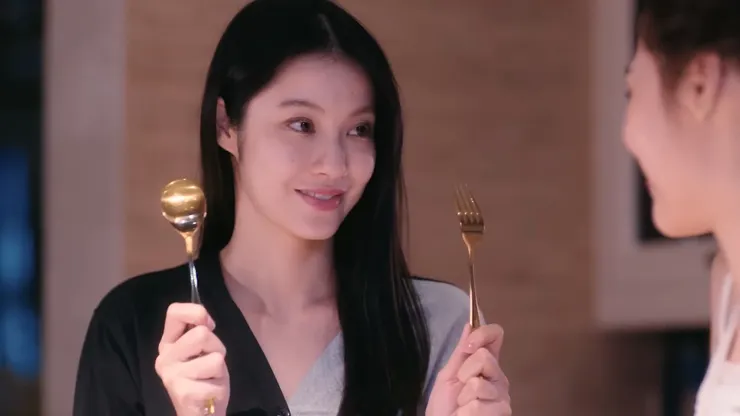 明知道May看不到，但這樣拿叉子跟湯匙給May看的Aioon很可愛。(13:31)