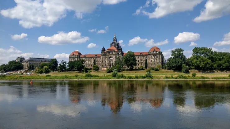 對岸(新城易北河岸),建於1900年至1904年的薩克森總理府Sächsische Staatskanzlei,為薩克森州最高權力機構