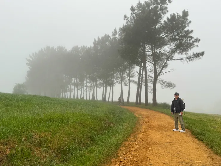 為何這位先生全身散發著淡淡的哀傷～🤣