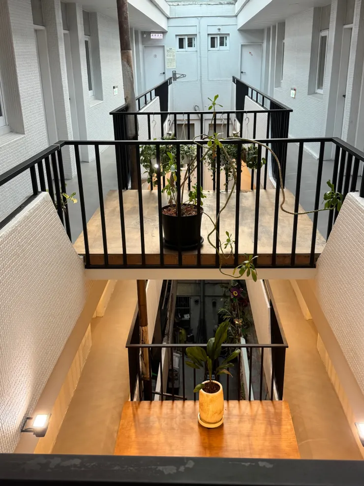 旅店的中庭（完全看不出這個格局以前是大戲院）