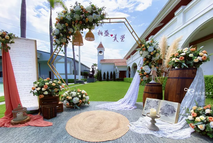 #阿勇家餐飲事業-漂亮園-戶外婚禮-心動甜美橘佈置-法爾婚禮佈置 在#阿勇師漂亮莊園的戶外婚禮現場,以「甜美橘風」與自然光下的金色拱門與花藝層次,打造出浪漫自然的婚禮拍照背板。 整體佈置以溫柔橘白花藝、金色幾何拱門與自然系元素結合, 呈現質感莊園風格,完美襯托新人幸福時刻。 預約洽詢開放中,讓你的婚禮從此閃耀不將就。 私訊預約諮詢,帶著你的夢想,我們來實現! 用專業佈置,讓你的故事閃耀動人! 讓我們一起見證您人生中最重要的時刻! 歡迎FB或 IG私訊詢問與我們預約哦~ *平日一~五下午 2:00 到晚上 9:00 都可以預約來門市哦!! *(若需假日前來可以另外和我們再約時間哦!!) 法爾婚禮佈置地址: 台南市東區文化路131號 車子可以直接停在我們門口喔!~ 台南婚禮 #台南婚禮佈置推薦 #台南婚禮佈置 #南部婚禮佈置 #高雄婚禮佈置 #嘉義婚禮佈置 #屏東婚禮佈置 #婚禮佈置 #家宴婚禮佈置 #戶外婚禮佈置 #台南婚禮 #FARweddings