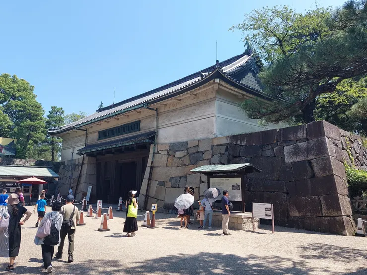 名古屋城門完整的樣貌，我記得從城門旁邊往深處走有一處展覽館，專門介紹名古屋城的特色及展示一些城內的物品