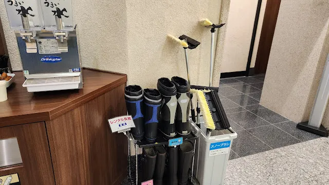 旁邊也有各種除雪工具