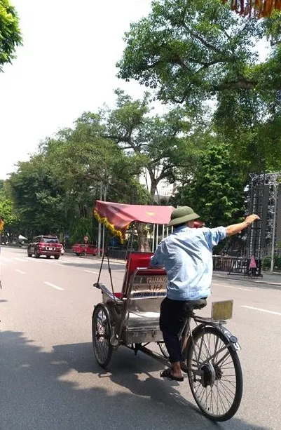 隨時在招攬客人的人力三輪車小哥