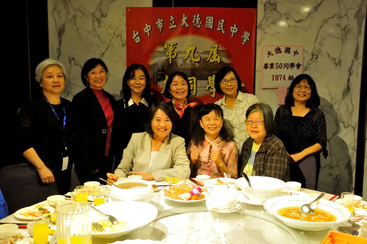 13、14班女生們合影。