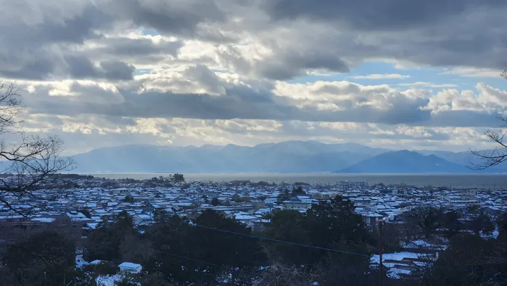 登頂後,湖光山色盡入眼簾