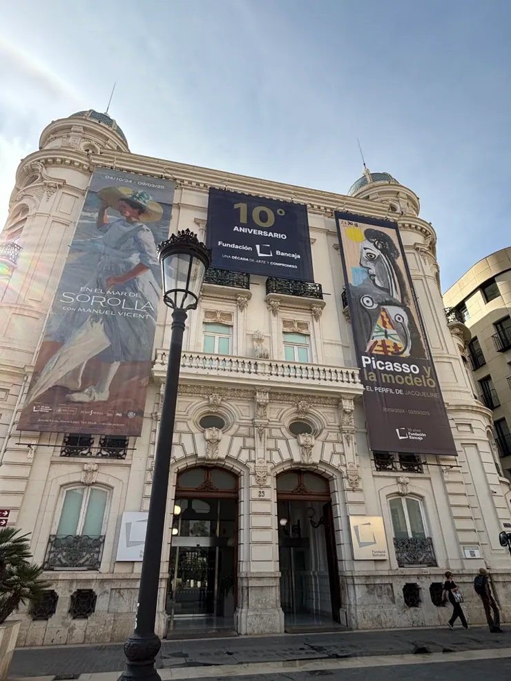 剛好遇上Picasso和Manuel Vicent的展覽，館前剛好也有停站點，當天便也去參觀了滿滿的畢卡索。