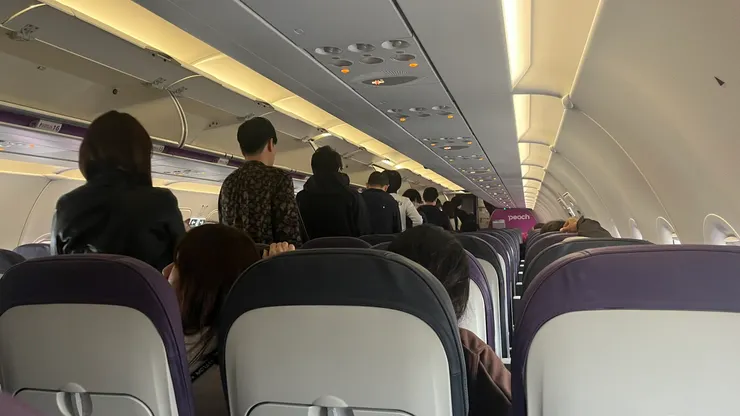 依序排隊下機。