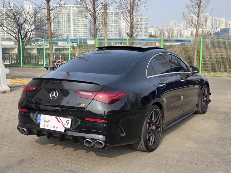 2025年式 Mercedes-AMG CLA45S 黑武士登場！韓規高配外匯車，黑車黑內、AMG蜻蜓方向盤、Burmester柏林之音音響，里程僅27,000km。性能與外型兼具的小鋼砲天花板，現正海運回台，卡位即可交車，想找CLA45S的你不能錯過！