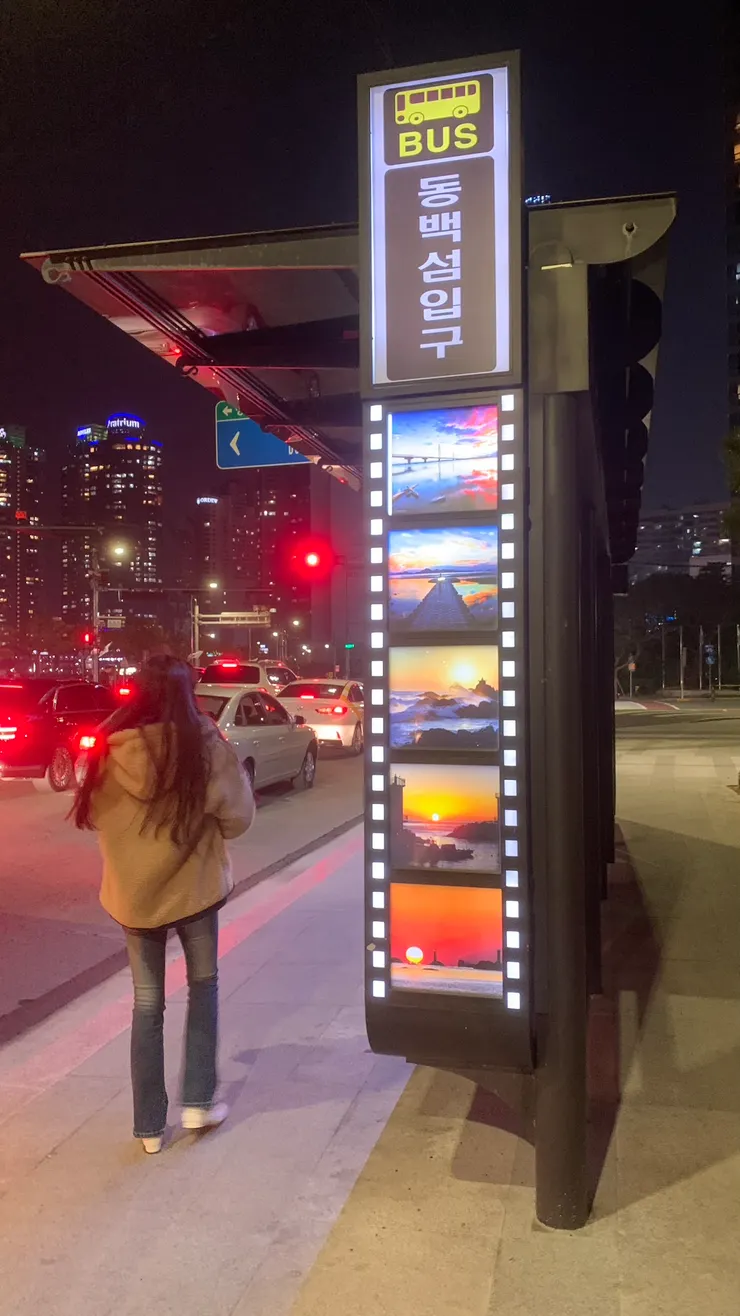 下車就能看到前方明顯的The Bay 101。