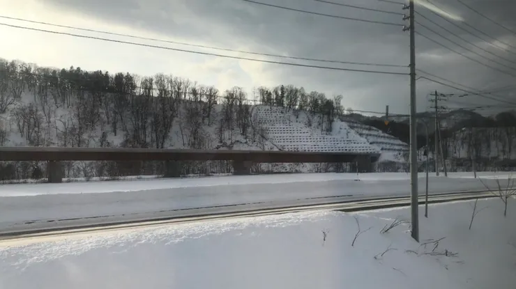 與留萌本線一起前進留萌的國道233號(電線杆旁)和自動車道(後方的橋),現在只剩這兩條公路可以到留萌了