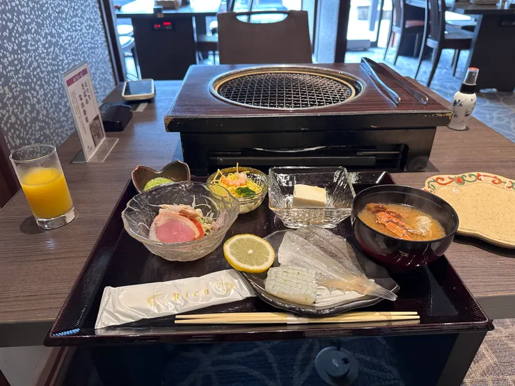 早餐，是自助吧，每個人桌上都有一個小烤爐，讓你自己烤魚