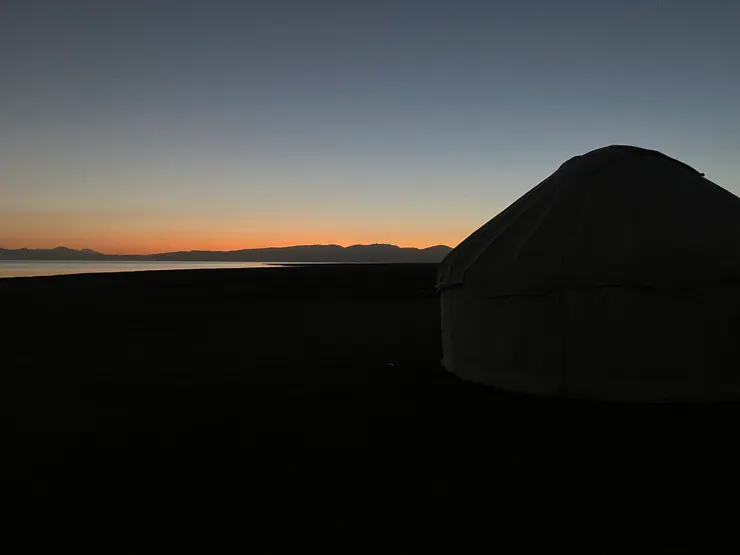 頌湖的周邊景色，真的美得像幅畫