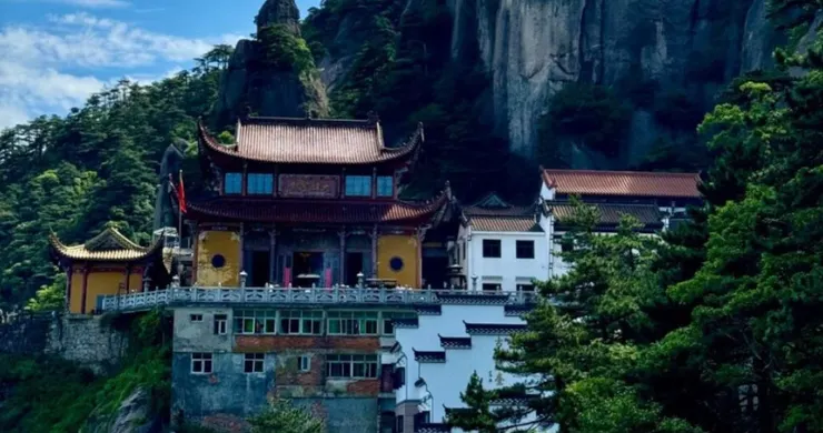 天臺寺高聳於山巔，周圍是茂密的樹木，整座寺廟融合了自然美景與古老建築，氣勢雄偉。