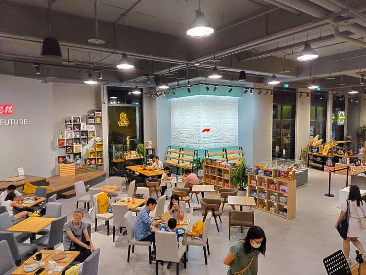 咖啡廳用餐休憩區很大