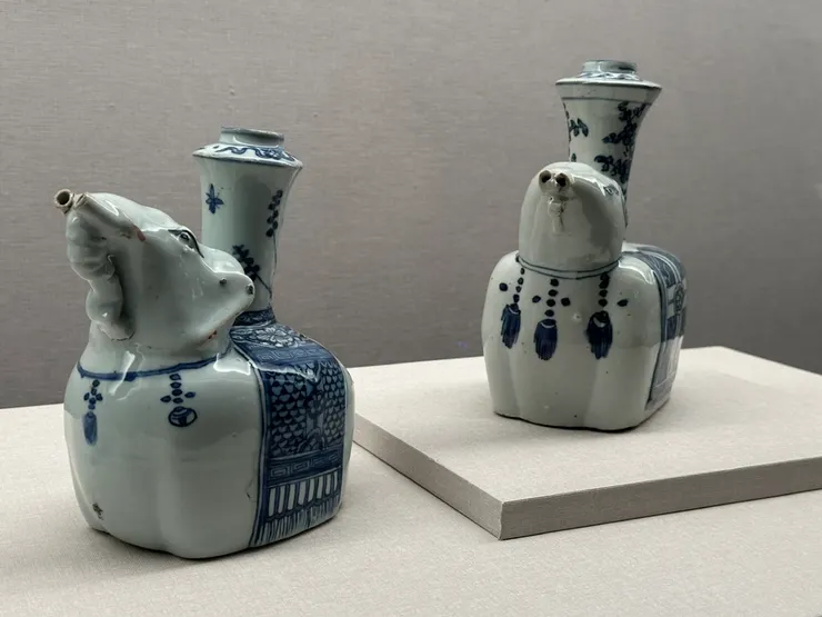 象形軍持，分別來自荷蘭與法國