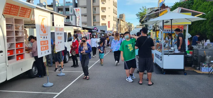 基本上是越晚人潮越多，像個小夜市