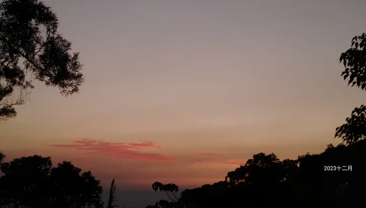 步道上遠望夕陽餘暉