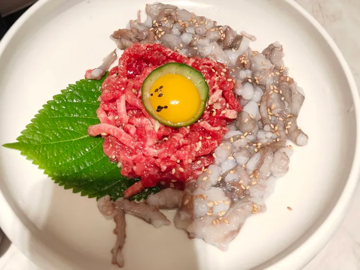 套餐裡的這道生牛與章魚沒人敢吃 ( 而且章魚還在蠕動~~~ 好嚇人 ),最後央求服務員幫我們全部烤熟。( 這是特例,大家點餐時要注意一下有沒有不敢吃的喔 )