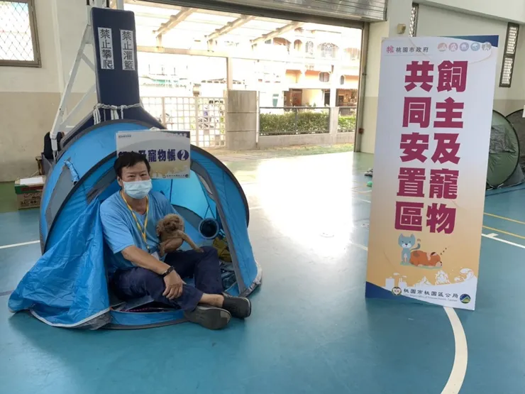 民眾帶著寵物配合安置。圖:劉康彣攝