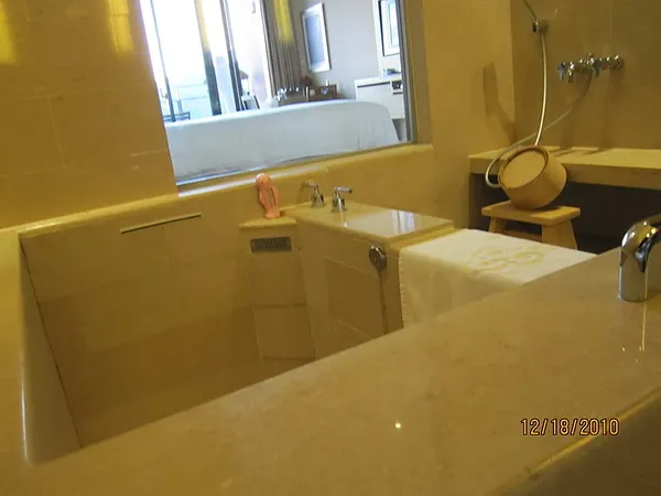 《浴室內的溫泉浴，泡起來好不舒服》