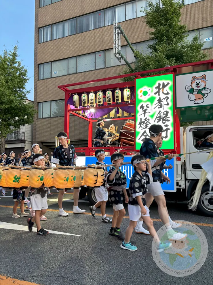 抬著幼若的小朋友們