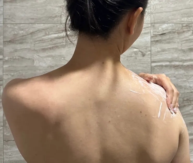 只有背部出鏡還是有點小害羞😅