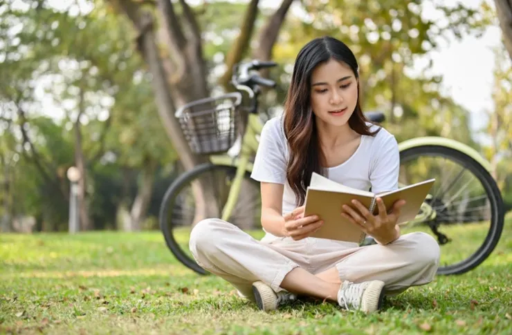 花15分鐘閱讀，可能是天文學、詩集或是異國料理食譜。這能讓妳的思緒重新活化。圖/123RF圖庫