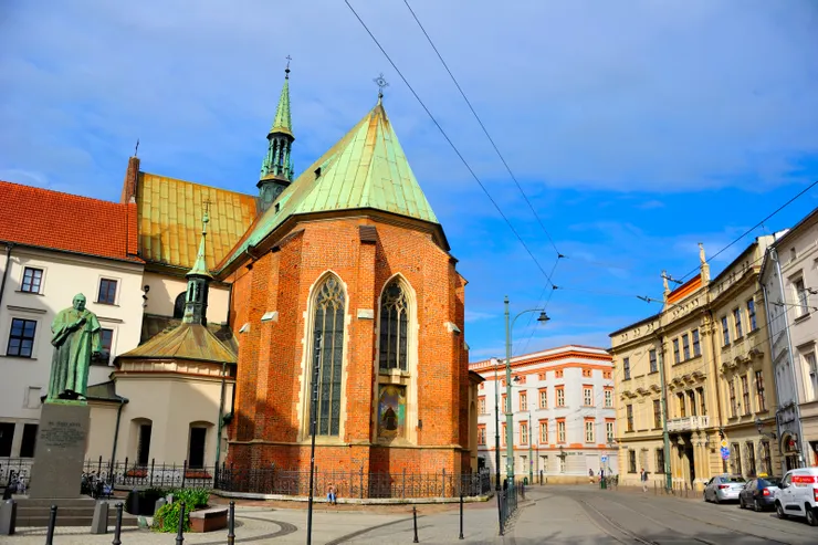 【前往瓦維爾城堡經過聖方濟各聖殿 (Basilica of St. Francis of Assisi)，建於13 世紀，是克拉科夫最古老的教堂之一。】