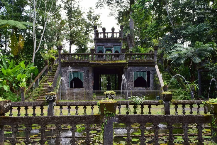 帕羅尼拉公園 Paronella Park 內的「城堡」，有噴泉與兩側樓梯，外表斑駁仍屹立不倒