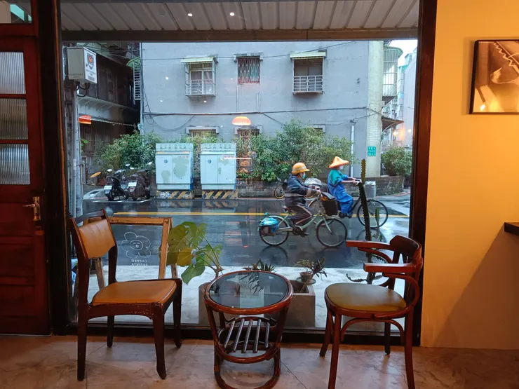 門口落地窗前的位子--小時候我家就是用這種茶几