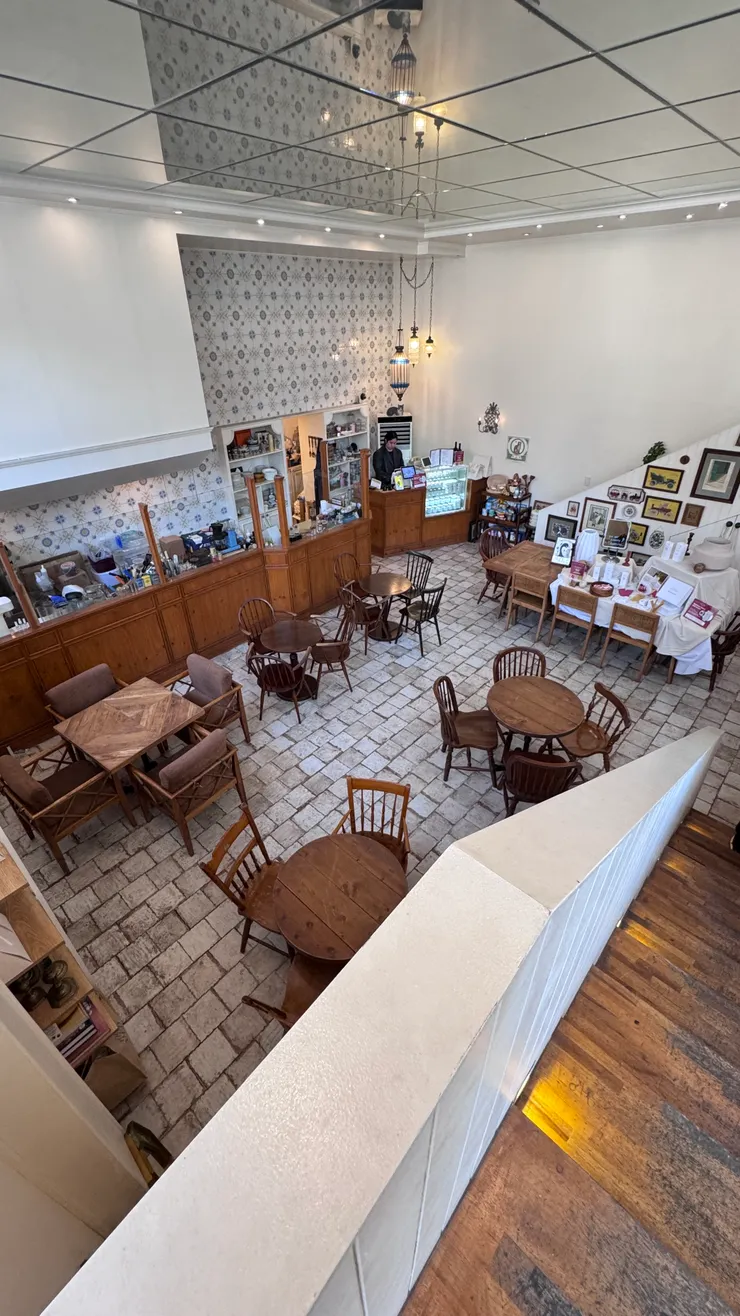 進門就是階梯,裡面是地下室挑高