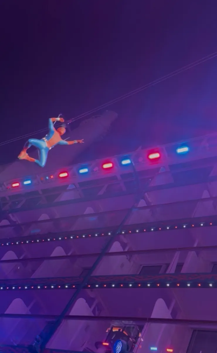 蜘蛛人從天而降