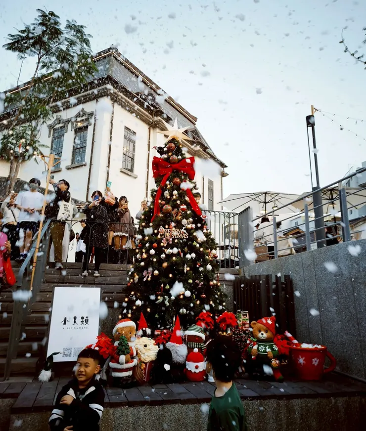 在泡泡下整個頭都是白的😆