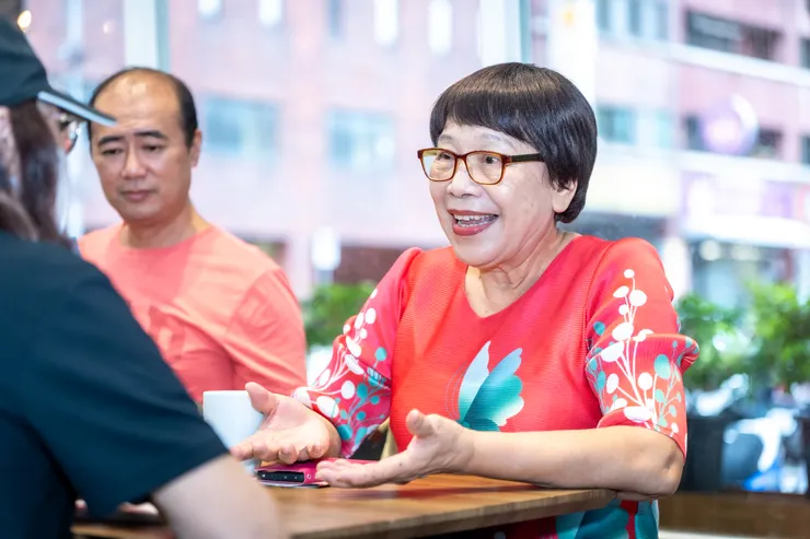 (圖說:黃慧如(右)總是笑臉迎人,不吝分享生活。)