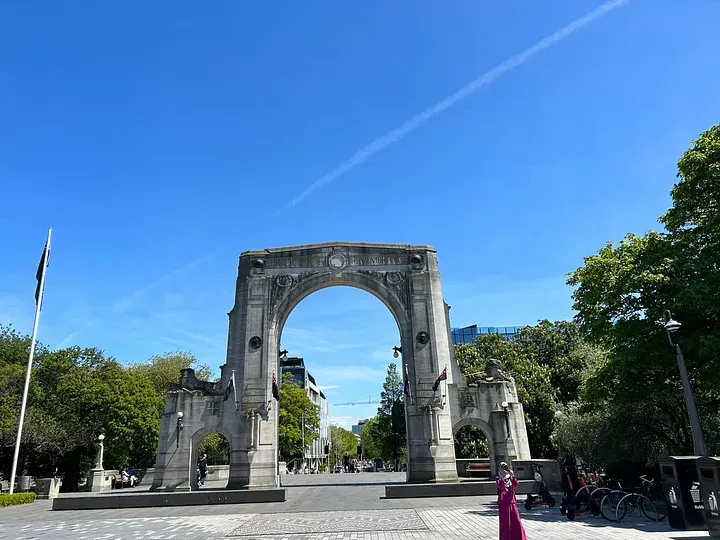 進入市區前的Bridge of Remembrance