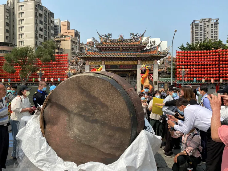降落在艋舺公園的龍山寺大佛鼓