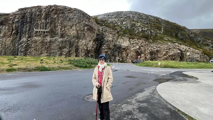 從停車場看Offersøykammen步道，步道沒有明顯路徑和起登入口。