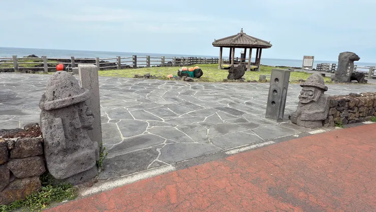 濟州島代表性元素:石頭爺爺和海女浮球